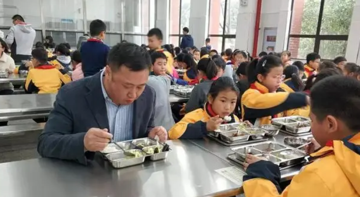 近4成中小学生称学校午饭太晚 