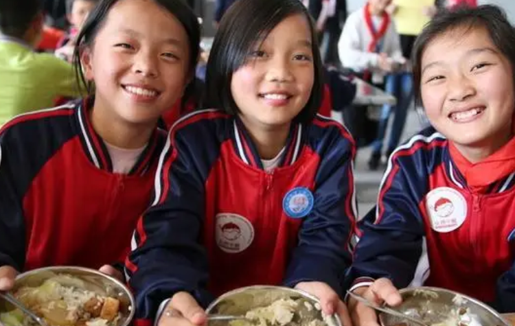 近4成中小学生称学校午饭太晚 