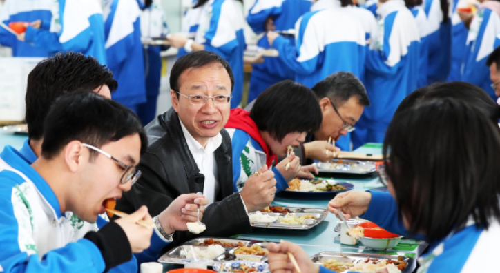 近4成中小学生称学校午饭太晚 